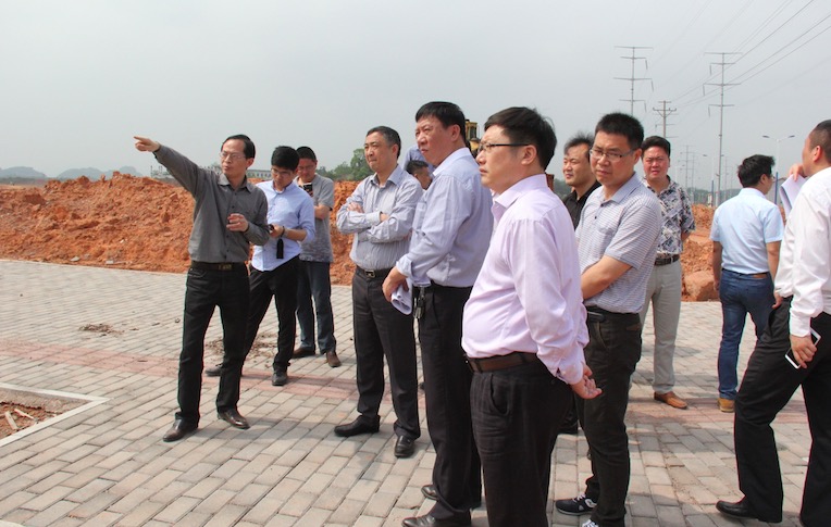 刘锋一行到发动机项目工地现场办公